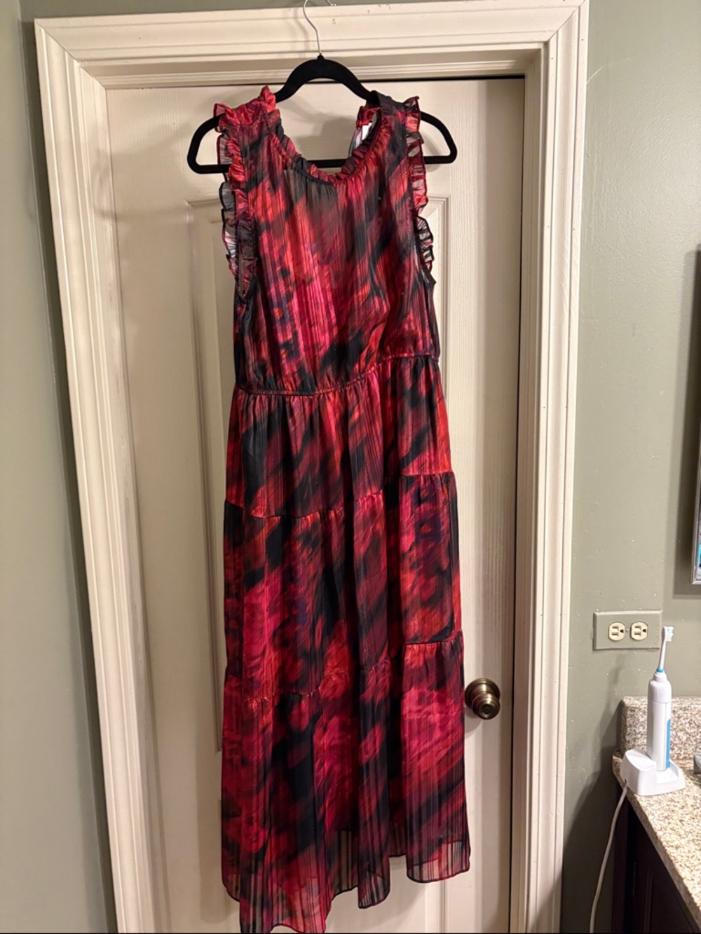 Socialite Ruffled Sleeveless Maxi Dress in Deep Red & Black size xl